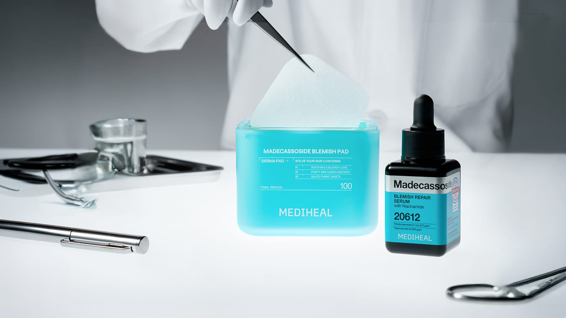 Dose mit Toner-Pads und Serumflasche einer koreanischen Dermokosmetik-Marke in klinischem Umfeld